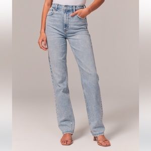 Abercrombie Ultra High Rise 90s Straight Jean Size: 23 (000) short